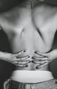 lilou-thioulouse-TX7vrBC-uOM-unsplash dolor lumbar