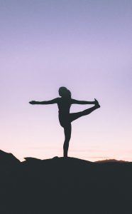 wesley-tingey-zjO7xkCogZM-unsplash mejorar equilibrio con pilates